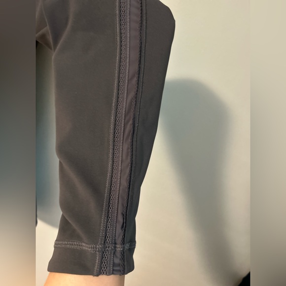 EUC! Lululemon crop leggings with sheer mesh side. Grey. Size 2 - Picture 4 of 4